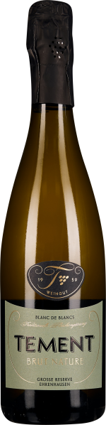 Eine Champagnerflasche mit dunkelgrüner Glasoberfläche und elegantem schwarzen Foliensiegel. Das Etikett ist in sanftem Grün gehalten und hebt sich durch schwarze und goldene Schrift hervor.