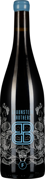 Dunkle Weinflasche mit hellblauem Verschluss, verziert mit detaillierten, weißen floralen und ornamentalen Illustrationen. Das Etikett zeigt ein auffälliges hellblaues Logo und Schriftzug.