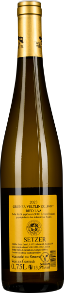 Schlanke Weinflasche mit goldener Kapsel und gelbem Etikett.