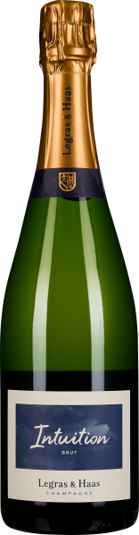 Grüne Weinflasche mit goldener Folie am Flaschenhals und einem eleganten Etikett in Blau und Weiß.