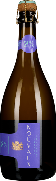 Braune Glasflasche mit violettem Etikett und Korkverschluss, umgeben von goldfarbener Drahtschlaufe. Das Etikett hat goldene und grüne Akzente.