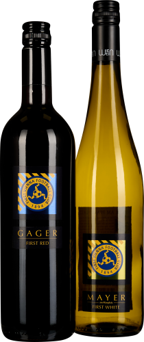 Zwei Weinflaschen, eine dunkel mit goldenem Etikett, die andere heller mit schwarz-goldenem Etikett.