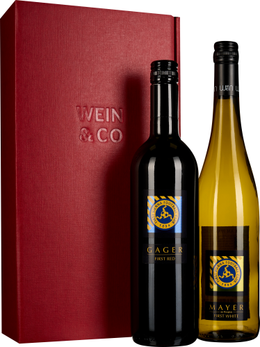 Rote Geschenkbox mit geprägtem Logo, enthält zwei Weinflaschen: Eine Rotweinflasche mit schwarzem Etikett und eine Weißweinflasche mit transparentem, goldgelbem Glas.