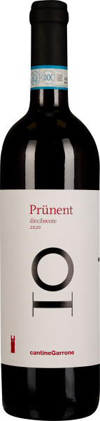 Die Weinflasche zeigt ein schlichtes, elegantes Design mit einem weißen Etikett. Darauf stehen rote Schriftzüge und eine schwarze, stilisierte Darstellung von Trauben. Der Flaschenhals trägt eine blaue Versiegelung mit Aufkleber. Der Kontrast zwischen der