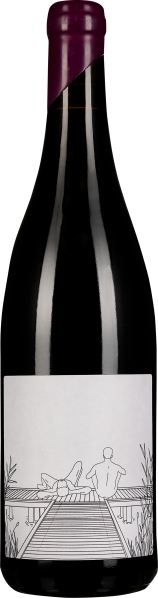 Eine Weinflasche mit dunkelviolettem Verschluss und einem minimalistischen Etikett, das eine skizzierte Szenerie von zwei Menschen zeigt, die auf einem Steg am Wasser sitzen.