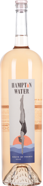 Eine klare Glasflasche mit einem hellrosa Roséwein, verziert mit einem eleganten Etikett, das eine stilisierte Taucherin vor einem Sonnenuntergang zeigt.