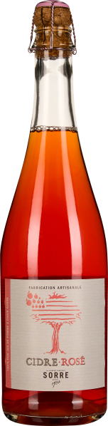 Flasche Cidre Rosé mit einem Korken und Drahtverschluss. Der rosafarbene Cidre zeigt sich durch das klare Glas der bauchigen Flasche. Ein cremefarbenes Etikett mit rotem Baum- und Fruchtmotiv ziert die Vorderseite.