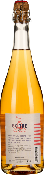 Klare Glasflasche mit goldgelbem Inhalt und Drahtkorbverschluss.