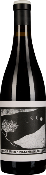 Dunkle Weinflasche mit schwarzem Etikett, das ein stilisiertes Naturmotiv mit einem Baum und Mondphasen zeigt. Die Kapsel am Flaschenhals ist schwarz mit einem weißen Rand.