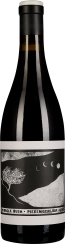 Dunkle Weinflasche mit schwarzem Etikett, das ein stilisiertes Naturmotiv mit einem Baum und Mondphasen zeigt. Die Kapsel am Flaschenhals ist schwarz mit einem weißen Rand.