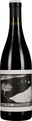 Dunkle Weinflasche mit schwarzem Etikett, das ein stilisiertes Naturmotiv mit einem Baum und Mondphasen zeigt. Die Kapsel am Flaschenhals ist schwarz mit einem weißen Rand.