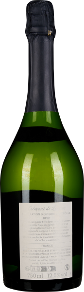 Grüne Weinflasche mit schwarzer Kapsel und Etikett auf weißem Hintergrund.