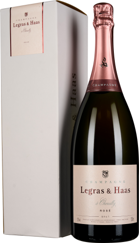 Flasche Rosé-Champagner mit glänzend rosa Folienverschluss vor weißer Geschenkbox.