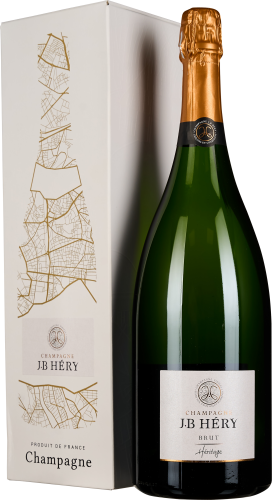 Große, grüne Champagnerflasche mit goldener Folie am Hals, daneben eine elegante, weiße Box mit goldenen Abstraktlinien.