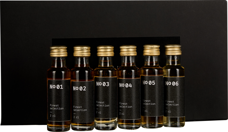 Sechsteiliges Set mit kleinen, durchsichtigen Flaschen, die eine goldene Verschlusskappe und ein schwarzes Etikett mit weißer Schrift tragen. Die Flaschen sind vor einem schlichten schwarzen Hintergrund angeordnet.