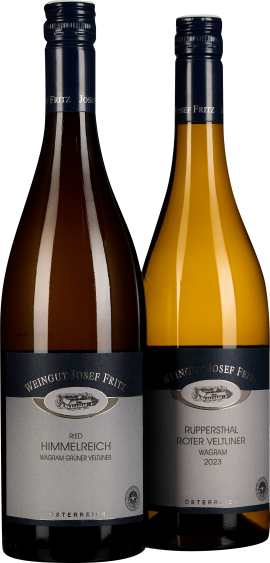 Zwei Weinflaschen mit dunkelblauen Etiketten und Verschlüssen, elegante Präsentation.