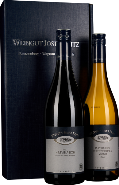 Zwei Weinflaschen des Weinguts Josef Fritz mit dunkelblauen Etiketten, eine Rot- und eine Weißweinflasche, stehen vor einer eleganten, dunkelblauen Geschenkbox.