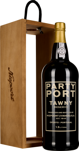 Große, dunkle Weinflasche mit goldener Kapsel, in einer offenen Holzbox.