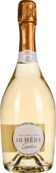 Flasche mit goldener Folie um den Hals und einem Etikett in Weiß- und Goldtönen, gefüllt mit hellgelbem Schaumwein.