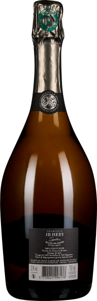 Braune Sektflasche mit silbernem Hals und Etikett hinten.