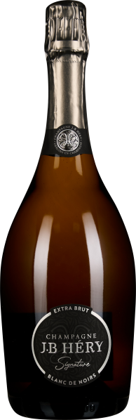 Braune Champagnerflasche mit silbernem Folienverschluss und elegantem schwarzen Etikett, auf dem stilvoll die Produktinformationen in Weiß abgebildet sind.