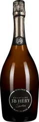 Braune Champagnerflasche mit silbernem Folienverschluss und elegantem schwarzen Etikett, auf dem stilvoll die Produktinformationen in Weiß abgebildet sind.