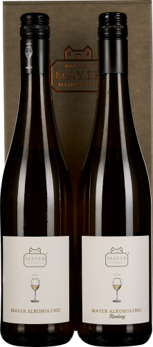 Zwei braune Weinflaschen mit weißen Etiketten vor brauner Geschenkbox.