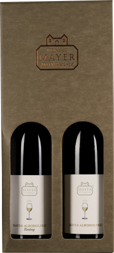 Zweierpackung alkoholfreier Riesling in einer eleganten, goldbraunen Kartonverpackung mit Sichtfenstern; zeigt zwei dunkle Glasflaschen mit cremefarbenen Etiketten, die ein Weinglas und ein elegantes Logo abbilden.