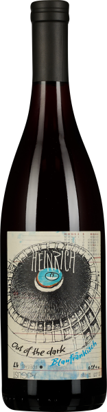 Eine schlanke Weinflasche mit mattschwarzem Verschluss und einer künstlerisch gestalteten Etikette, die ein abstraktes, rundes Motiv in Schwarz-, Weiß- und Blautönen zeigt. Der Wein schimmert tiefrot durch das dunkle Glas der Flasche.