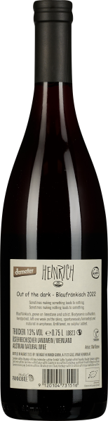 Dunkelrote Weinflasche mit schlichtem, elegantem Etikett.