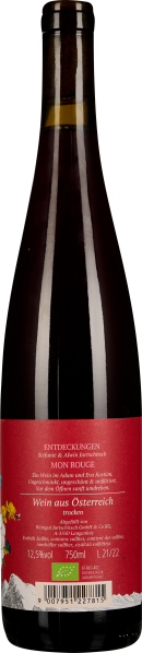 Flasche mit dunkelrotem Wein, rotem Etikett mit floralen Details.