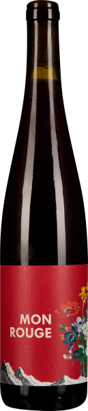 Eine Rotweinflasche mit einem leuchtend roten Etikett, das mit einem vielfältigen Blumenmotiv und angedeuteter Berglandschaft verziert ist.