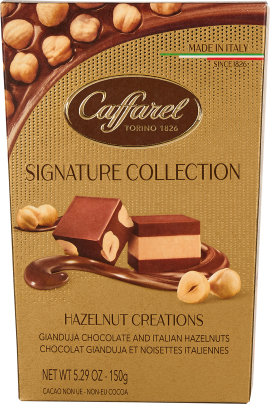 Goldene Verpackung mit Schokoladenstücken und Haselnüssen abgebildet.