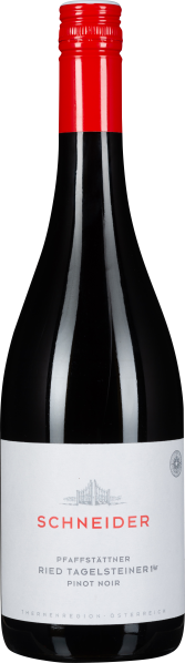 Eine Weinflasche mit rotem Schraubverschluss und einem weißen Etikett, das feinen schwarzen und roten Text enthält. Der Flaschenkörper ist dunkel, typisch für Rotwein, und das Etikett trägt ein feines, dezentes Logo über dem Schriftzug.