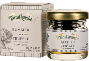 Ein Glas mit goldfarbenem Deckel gefüllt mit Sommertrüffeln, daneben eine dekorative Verpackung mit Baumillustration und eleganten Schriftzügen.