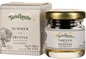 Ein Glas mit goldfarbenem Deckel gefüllt mit Sommertrüffeln, daneben eine dekorative Verpackung mit Baumillustration und eleganten Schriftzügen.