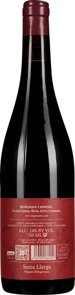 Flasche mit rotem Etikett, weinrotem Verschluss, dunkler Glasoptik.