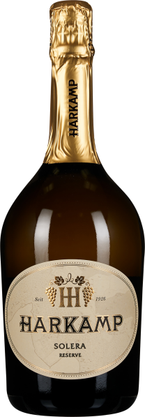 Eine elegante Weinflasche mit goldener Folie am Hals und einem beige-weißen Etikett, das verziert ist mit goldenen Schriftzügen und Traubenmotiven. Die Flasche hat eine bauchige Form.