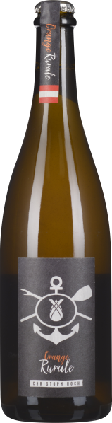 Eine schlanke, braune Weinflasche mit schwarzem Etikett, verziert mit einem weißen grafischen Logo und orangefarbenem Schriftzug. Die Flasche hat einen versiegelten Verschluss mit einem schwarzen Band an der Spitze.