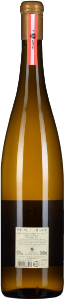 Schlanke, hohe Weinflasche mit goldener Kapsel und edlem Etikett.