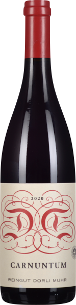 Die Weinflasche zeigt ein elegantes, geschwungenes Etikett mit roten Verzierungen und schwarzer Schrift. Der Flaschenkorken ist ebenfalls rot, passend zu den Etikett-Details. Die Flasche hat eine klassische Form mit dunkel getöntem Glas.