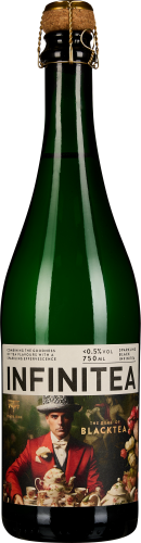 Grüne Glasflasche mit goldener Drahtsicherung und Korken. Etikett zeigt eine stilvolle Illustration eines Mannes in rotem Anzug, umgeben von Teetassen und Blumen.