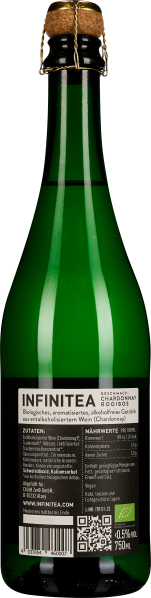 Grüne Glasflasche mit Naturkorken und schwarzem Etikett auf der Rückseite.