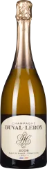 Flasche Champagner mit goldener Folie am Hals, durchsichtigem Glas und blassgelber Flüssigkeit. Abgerundetes Etikett mit elegantem Schriftzug.