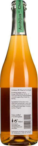 Goldene Flüssigkeit in einer klaren Flasche mit grüner Halsband-Banderole.