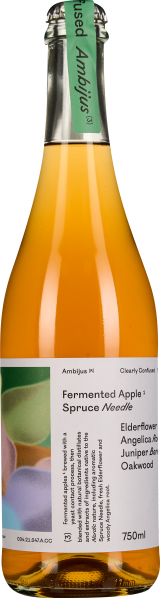 Die Abbildung zeigt eine klare Glasflasche mit einem gelblich-orangefarbenen Getränk. Das Etikett ist weiß und schlicht gestaltet, zeigt bunte, unscharfe Farbverläufe im Hintergrund. Die Verschlusskappe ist mit einem mintgrünen Band versehen.