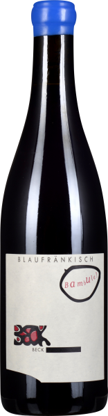 Flasche mit dunkler Glasfarbe und einer blauen Kapsel. Das Etikett ist hell mit schwarzer und roter Grafik.