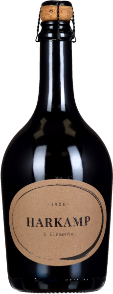 Eine elegante, dunkle Weinflasche mit breiten Schultern und einem Korkverschluss, verziert mit einem minimalistischen, runden Etikett in Naturfarben.