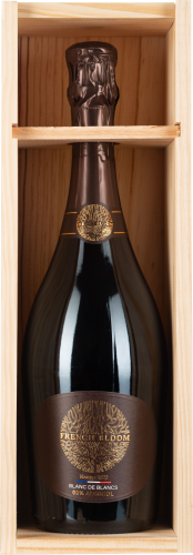 Braune, elegant verpackte Weinflasche in einer hellen Holzkiste.