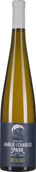Eine schlanke Weinflasche mit goldgelbem Inhalt und blauem Etikett sowie weißem Verschluss.